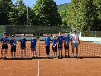 Družstvá v tenise pokračujú súbojmi o umiestnenie. 